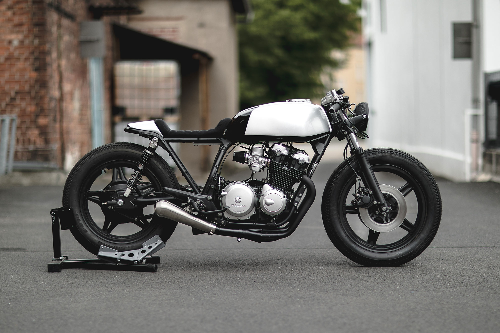 PITCH PERFECT. Hookie’s ‘Black Swan’ Honda CB750 Cafe Racer - Pipeburn